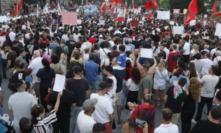 Live/ Protesta në Tiranë për Zvërnecin, qytetarët mblidhen para Kryeministrisë me 10 kërkesa: Shtohen edhe shëndetësia, arsimi, pensionistët