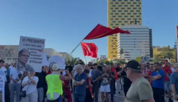 Live/ Qytetarët nisin marshimin drejt Kryeministrisë, pak metra larg sheshit ‘Italia’ ku po festojnë socialistët, aktivisti-protestuesve: Mos shkoni në mitingun e PS-së, kujdes provokimet