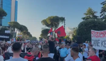 LIVE/ “Rama n’burg, Berisha n’burg”, 10 ditë protestë para Kryeministrisë, organizatori: Kini durim, kjo betejë do zgjasë disa ditë
