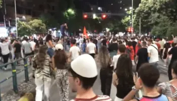 LIVE/ “Rama n’burg, Berisha n’burg”, pas marshimit nëpër kryeqytet, disa protestues rikthehen para Kryeministrisë, të tjerë vijojnë lëvizjen në këmbë