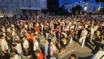 LIVE/ “Rama n’burg, Berisha n’burg”, rreth tre orë para Kryeministrisë, protestuesit nisin marshimin nëpër kryeqytet: Opozita jemi ne