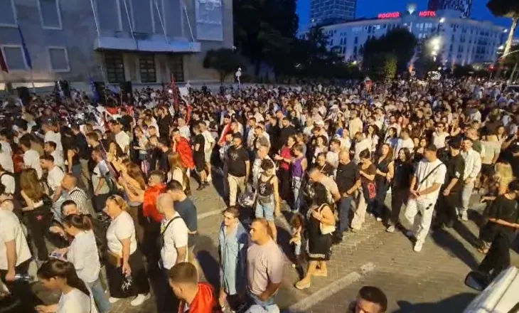 LIVE/ “Rama n’burg, Berisha n’burg”, rreth tre orë para Kryeministrisë, protestuesit nisin marshimin nëpër kryeqytet: Opozita jemi ne