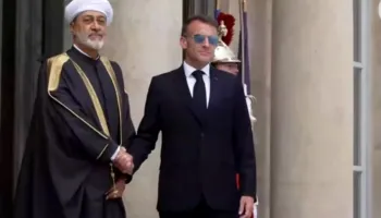 Macron mban sërish syze dielli në takimin me sulltanin e Omanit