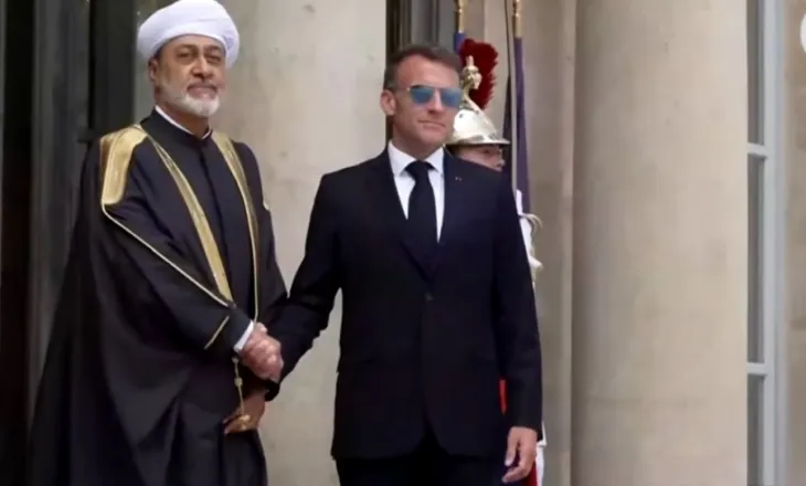 Macron mban sërish syze dielli në takimin me sulltanin e Omanit