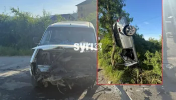 Makina mbetet e ‘varur’ në pemë, aksident me dy të plagosur në Bulqizë
