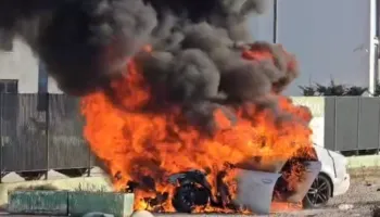 Makina “përpihet” nga flakët në autostradën Tiranë-Durrës