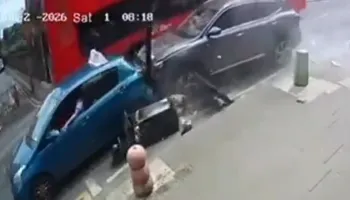 Makina përplaset me turmën në Londrën lindore, gjashtë të plagosur, në kërkim shoferi