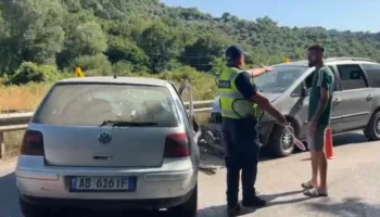 Makinat përplasen kokë më kokë në aksin Fier-Levan, drejtuesit e mjeteve përfundojnë në spital