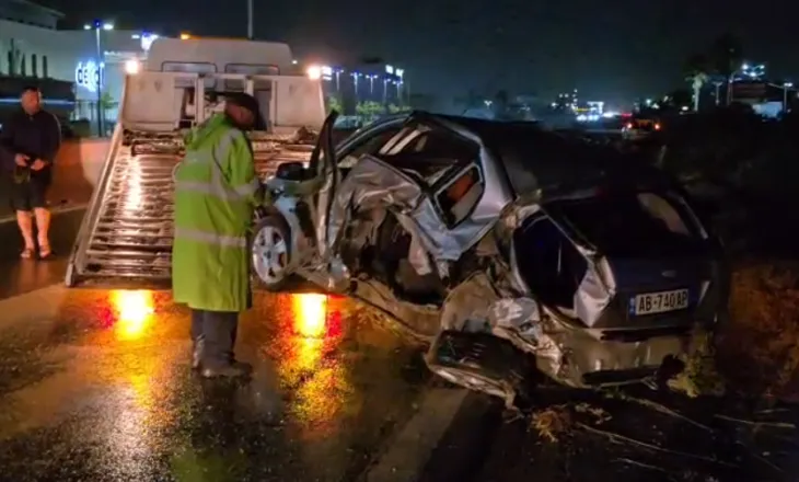 Makinat përplasen kokë më kokë në autostradën Tiranë-Durrës, plagosen drejtuesit e mjeteve