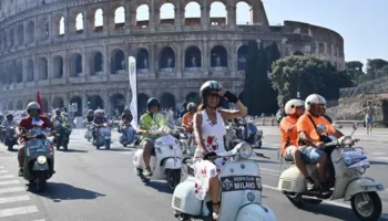 Maratona e Vespa-s/ Italianët marrin pjesë në paradën e motoçikletave në kryeqytetin Italian