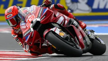 Marc Marquez dominon dhe fiton garën sprint në Hungari, Bezzecchi i treti konsolidon kreun