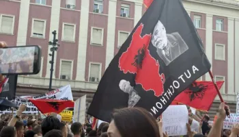 “Marin Mema-kryeministër”, zhduken flamingot, “mbijnë” patriotët në protestën para Kryeministrisë