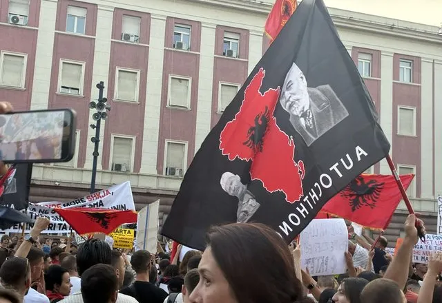 “Marin Mema-kryeministër”, zhduken flamingot, “mbijnë” patriotët në protestën para Kryeministrisë