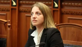 Marjana Koçeku u largua nga grupi i PS, socialistët rebelohen: Dorëzo mandatin e deputetes, në Kuvend u fute nga…