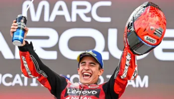 Markez arrin fitoren e 100 mbi motorë, kampioni ndez MotoGP 2026