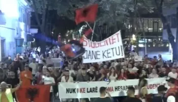 Marshim kilometrik i protestuesve në Tiranë, qytetarët në ditën e 17-të të revoltës: Rama jepe dorëheqjen!