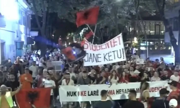 Marshim kilometrik i protestuesve në Tiranë, qytetarët në ditën e 17-të të revoltës: Rama jepe dorëheqjen!