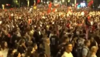 Marshim kilometrik në Tiranë/ Protestuesit njëzëri: Shqipëria është e jona, jo e oligarkëve