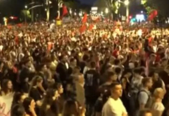 Marshim kilometrik në Tiranë/ Protestuesit njëzëri: Shqipëria është e jona, jo e oligarkëve