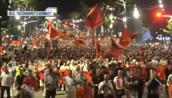Marshimi kilometrik mbërrin në qendër të Tiranës/ Protestuesit vijojnë revoltën: Ju erdhi fundi! Rama jep dorëheqjen