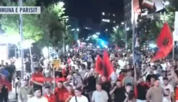 Marshimi masiv pushton rrugët e Tiranës, revolta zhvendoset te “Komuna e Parisit”: Ju erdhi fundi! Rama jepe dorëheqjen