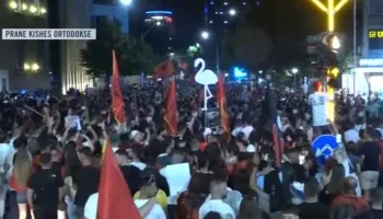 Marshimi në rrugët e Tiranës vijon pa shenja ndalimi! Protestuesit nuk tërhiqen: Rama jep dorëheqjen!
