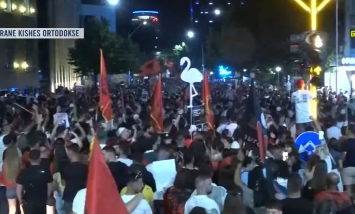 Marshimi në rrugët e Tiranës vijon pa shenja ndalimi! Protestuesit nuk tërhiqen: Rama jep dorëheqjen!