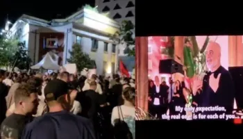 Marshimi pas protestës / Protestuesit hedhin shishe drejt ekranit ku shfaqej Rama