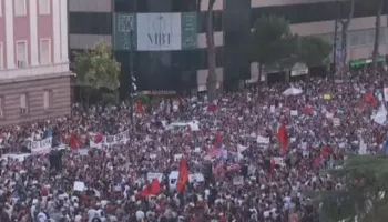 Mbahet sot protesta e 10-të, mijëra qytetarë në shesh për të kërkuar largimin e kryeministrit Rama! Rritet pjesëmarrja