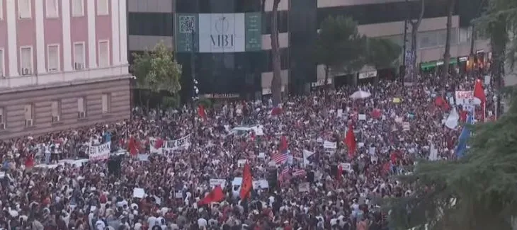 Mbahet sot protesta e 10-të, mijëra qytetarë në shesh për të kërkuar largimin e kryeministrit Rama! Rritet pjesëmarrja
