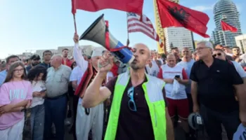 Mbahet sot protesta e 26-të/ Nis organizimi në sheshin “Skënderbej”