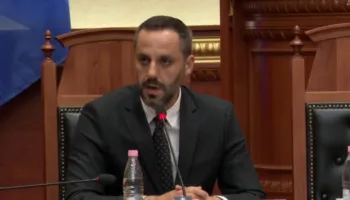 “Mbajtët 1 minutë heshtje dhe nisët teatrin”, ministri Lamallari i kthehet opozitës: S’më latë të flas. Duhet të iki në Korçë, nuk qëndroj në shfaqjen tuaj
