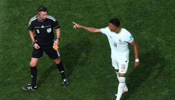 Mbappe “urdhëron” arbitrin t’i japë shiritin e kapitenit shokut të skuadrës