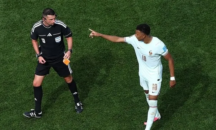 Mbappe “urdhëron” arbitrin t’i japë shiritin e kapitenit shokut të skuadrës