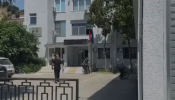 Mbërrin në Gjykatën e Vlorës Gerald Biba, i përfshirë në incidentin me protestuesin në Zvërnec