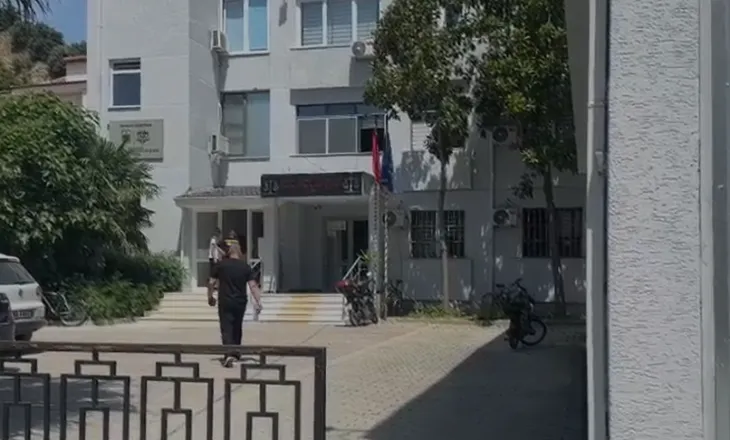 Mbërrin në Gjykatën e Vlorës Gerald Biba, i përfshirë në incidentin me protestuesin në Zvërnec