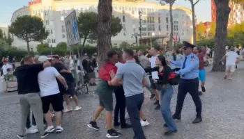 Mbështetësit e PS konfliktohen fizikisht me protesuesit para Kryeministrisë. Ndërhyn policia