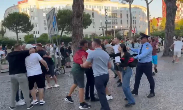 Mbështetësit e PS konfliktohen fizikisht me protesuesit para Kryeministrisë. Ndërhyn policia