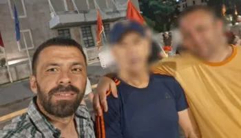 ‘Mbete vetëm në bulevard’, protestuesi që kaloi natën para Kryeministrisë i përgjigjet Ramës: Je autor i halleve të mia