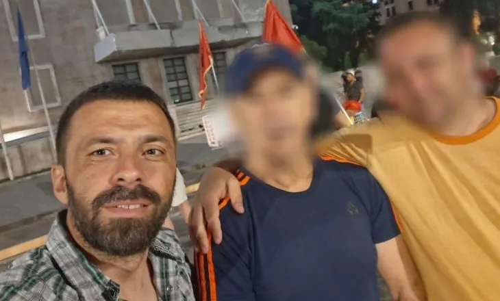 ‘Mbete vetëm në bulevard’, protestuesi që kaloi natën para Kryeministrisë i përgjigjet Ramës: Je autor i halleve të mia