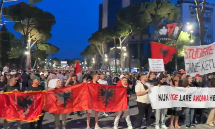 Mbi 4 orë protestë, nga ‘Dëshmorët e Kombit’ te ‘Unaza e Madhe’, qytetarët marshim në rrugët e kryeqytetit