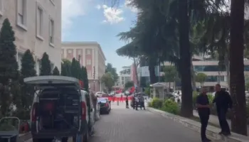Mbledhja e Qeverisë/ Protestuesit mblidhen para godinës së Kryeministrisë, ndërkohë që pritet dalja e ministrave