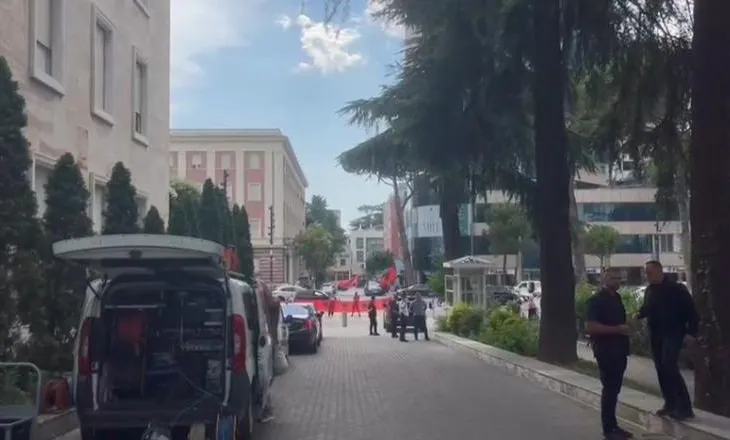 Mbledhja e Qeverisë/ Protestuesit mblidhen para godinës së Kryeministrisë, ndërkohë që pritet dalja e ministrave