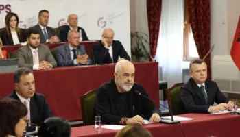 Mblidhet Grupi Parlamentar i PS, Rama drejton takimin në prag të seancës plenare