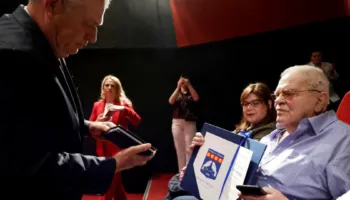 Mbrëmje për një kolos të skenës shqiptare, shfaqet në Tiranë dokumentari për ikonën Robert Ndrenika