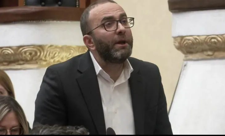 ‘Mbrojtët korrupsionin e Ballukut’, Bardhi-Ballës: Përgjoni pas vrimës së çelësit, sulmet ndaj protestuesve…