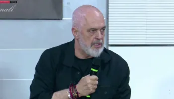 “Mbylle atë radio se me çmende”, Rama batuta me banorin e Zvërnecit: Dëgjon lajmet aty, ça është ajo