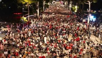 Mbyllen fjalimet para Kryeministrisë, protestuesit nisin marshimin drejt rrugëve të kryeqytetit