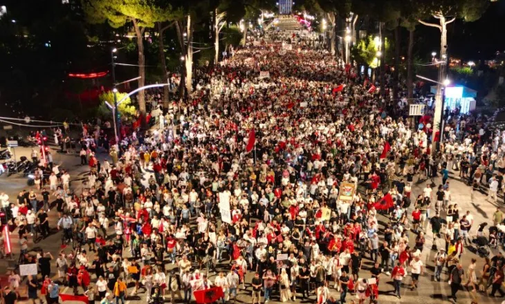 Mbyllen fjalimet para Kryeministrisë, protestuesit nisin marshimin drejt rrugëve të kryeqytetit