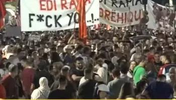 Mbyllen fjalimet para Kryeministrisë/ Qytetarët nisin marshimin, në rrugët e Tiranës: Nesër më shumë